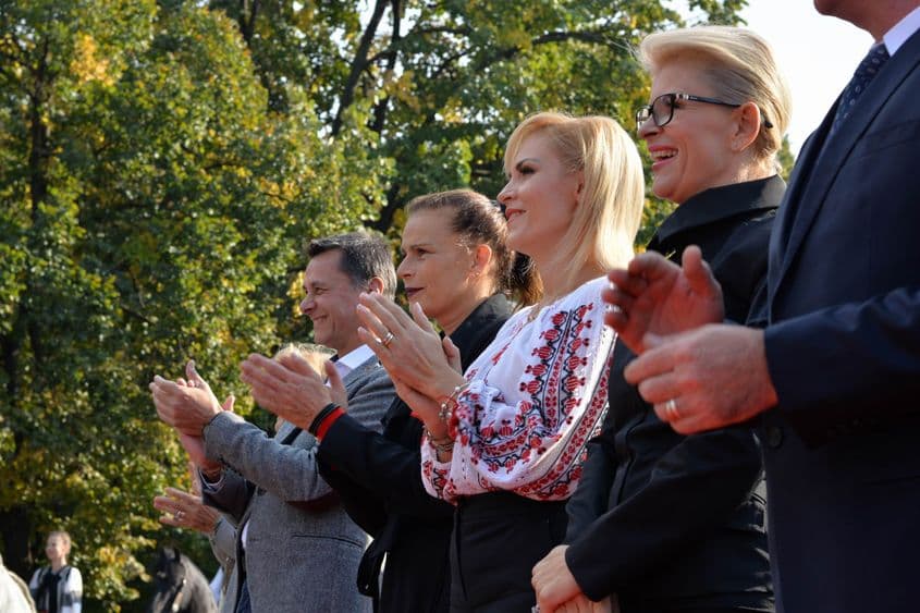 Gabriela Firea, în ie, flancată de Sanda Ladoși și de principesa Stéphanie.