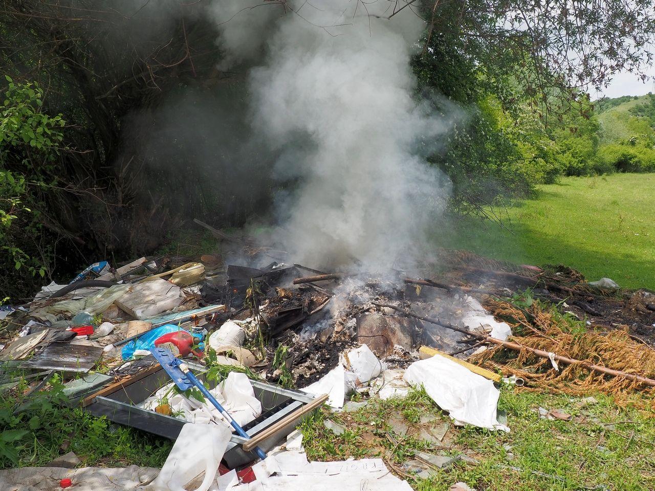 Incendiere de deșeuri în pădurea Hoia surprins de Voicu Bojan. Mai 2026.