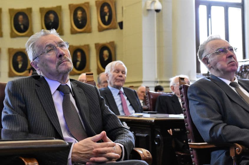 Emil Constantinescu (în stânga), Eugen Simion (în plan secund) și Cristian Hera, atenți la discursuri.