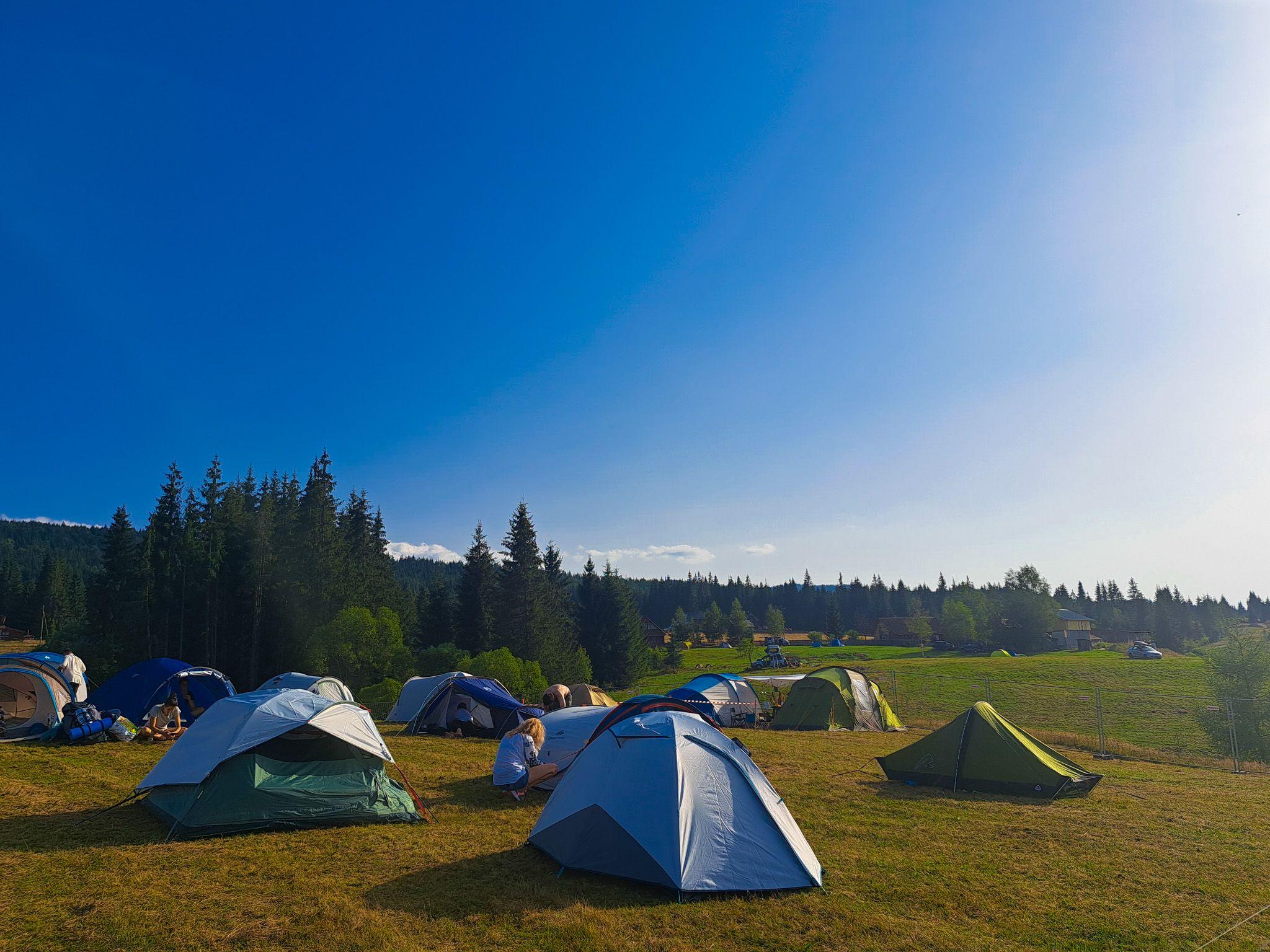 În camping-ul de la Smida Jazz Festival poți veni cu propriul cort sau să închiriezi unul deja montat. Foto: Mălina Gîndu