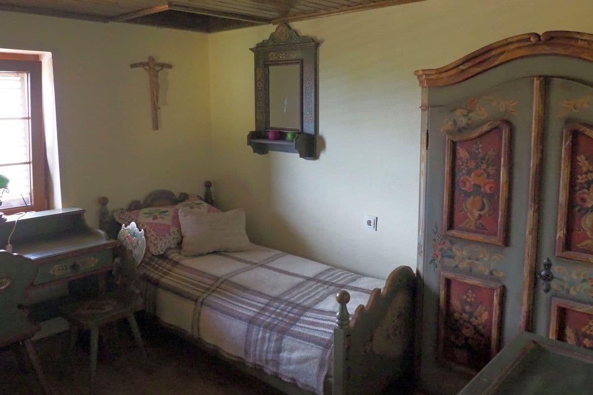 Interior de cameră în stil rustic german din casa domnului Iancu.