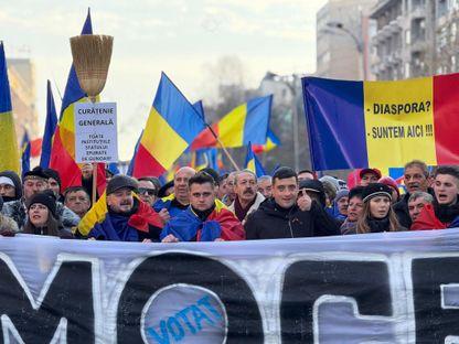 Deși insistă că este un simplu simpatizant, Robert Uleia (centrul imaginii) apare cot la cot cu George Simion în mai multe fotografii de la protestele AUR. Sursă: Facebook