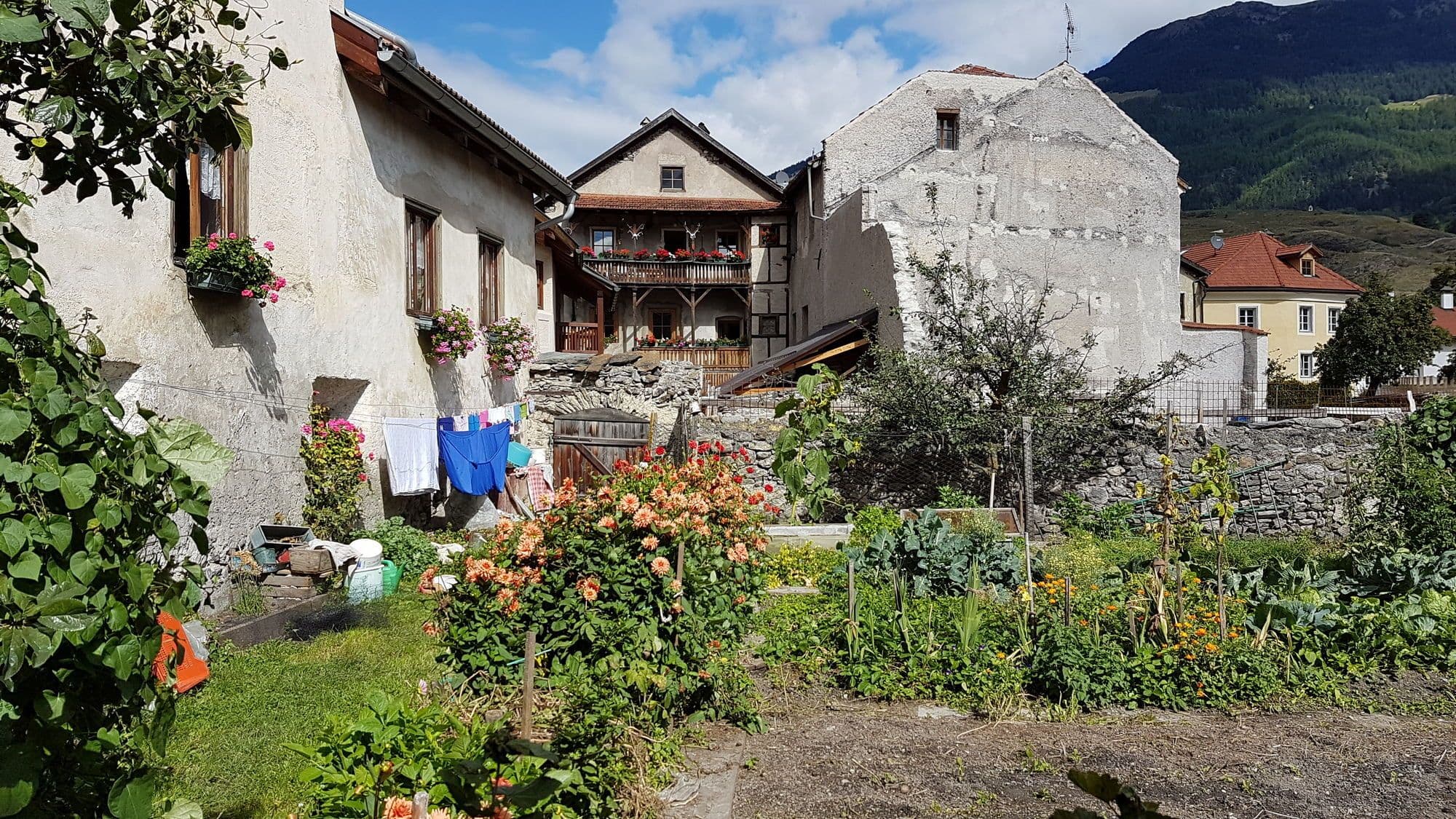 Mulți visează la un trai sustenabil la țară, până ajung acolo și dau de greu. Tendința globală este de urbanizare și densificare, iar nivelul de trai este strâns corelat cu emisii mai mari de gaze de seră și consum mai mare de resurse. Traiul la țară, dar cu tot confortul lumii moderne, duce în general la emisii și consum mai mare de resurse decât la oraș