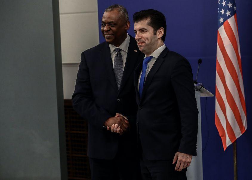 Primul ministru Kiril Petkov îl întâmpină pe secretarul american al apărării, <meta charset="utf-8">Generalul Lloyd Austin, SOFIA, BULGARIA, 19 martie 2022. Foto: Borislav Troshev - Anadolu Agency