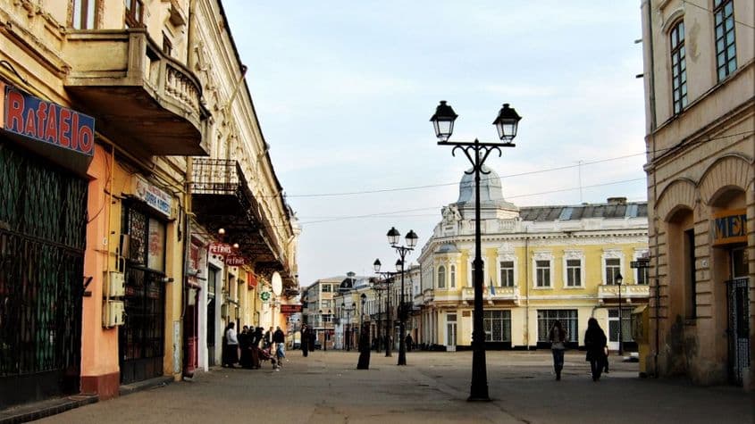 Centrul vechi al Botoșanilor, între Pufoaica ruptă și supermagazinul Botoșani