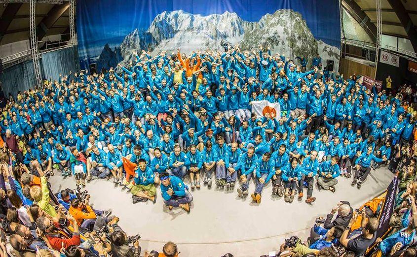 Poză de grup cu alergătorii care au reușit să termine TDG în 2016.