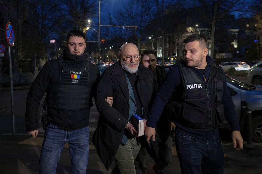Cristian Andrei este escortat de polițiști in sediul Serviciului de Investigații Criminale din București
FOTO: Inquam Photos / George Călin