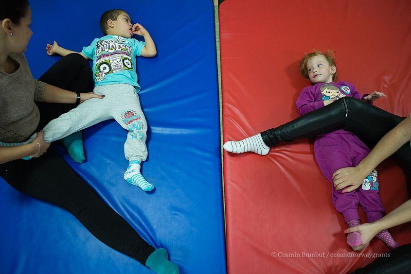 Copiii de la NoRo fac kinetoterapie cu Alexandra Perșa și Zelinke Demjén.