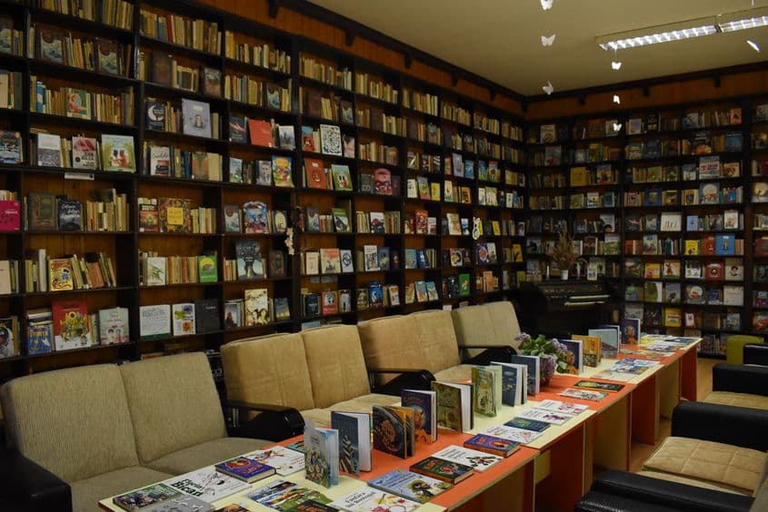 Actuala locație a bibliotecii comunale din Conțești, Dâmbovița este o clădire veche de 119 ani. Foto: Lavinia Niță / PressOne