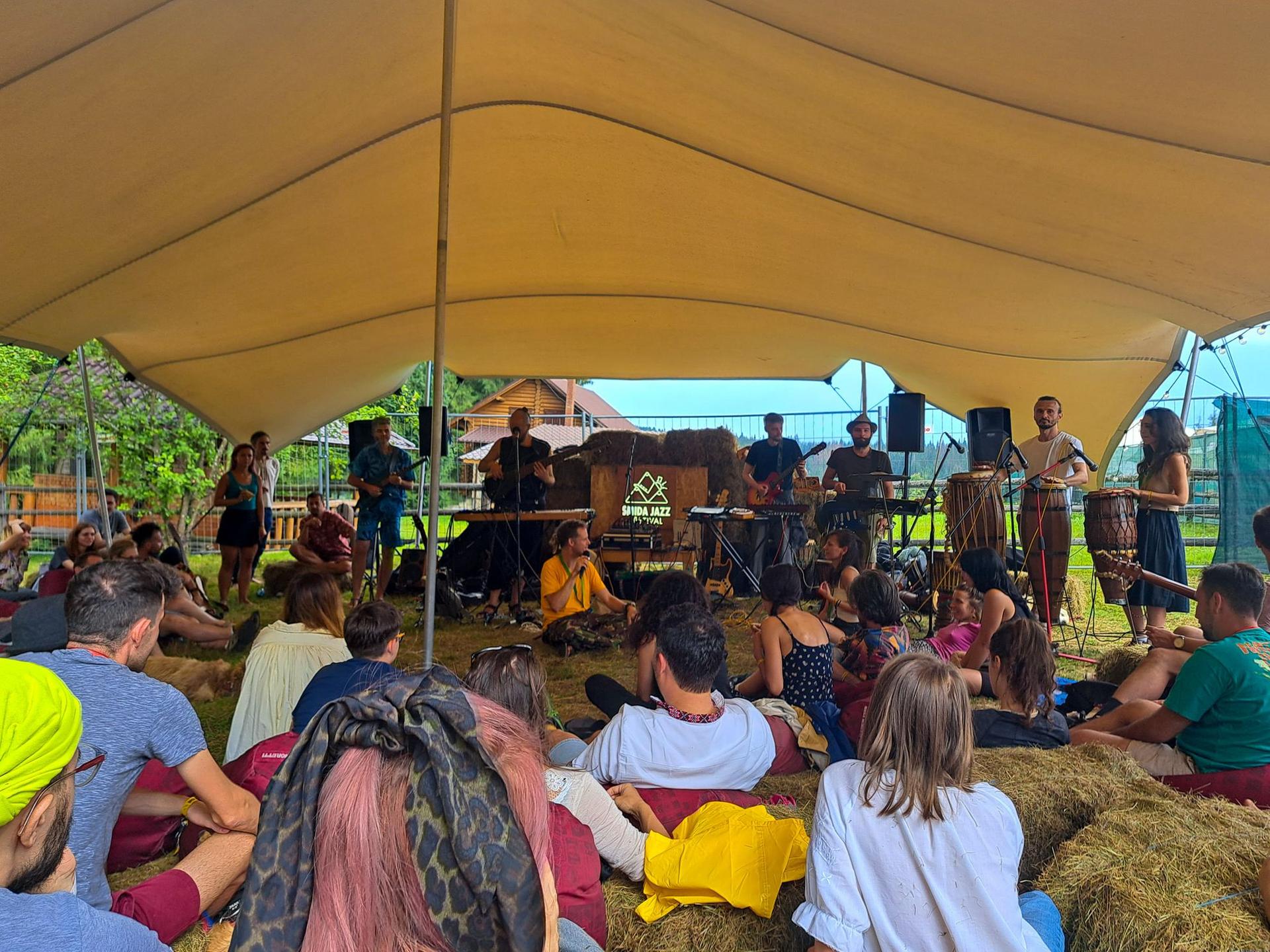 Cercul întreg, o comunitate care vine la Smida de la prima ediție de festival pentru a organiza jam sessions. Foto: Mălina Gîndu
