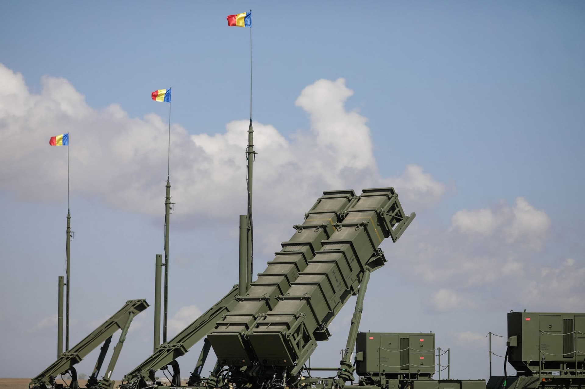 România se dotează în sfârșit cu sisteme moderne de intercepție a avioanelor și rachetelor inamice (Patriot) și de artilerie (HIMARS). Dar procesul e unul de durată și vor mai trece circa doi ani până când sistemele să fie 100% funcționale. Foto: George Călin - Inquam Photos