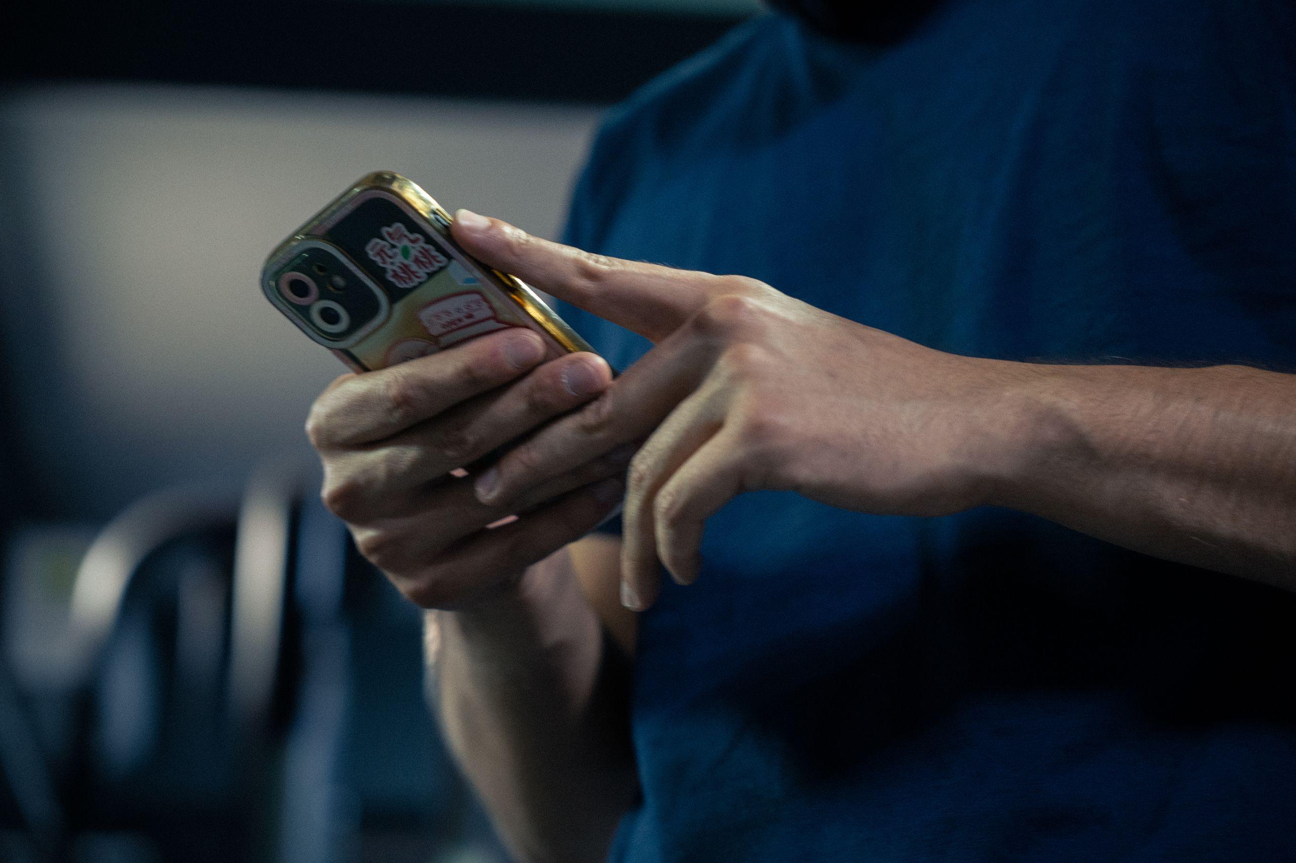 Foto: Daria Gizdavu. M notează seturile de exerciții și greutățile cu care le face.