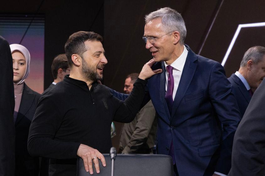 Președintele Ucrainei, Volodimir Zelenski (stânga), și fostul Secretar General al NATO, Jens Stoltenberg (dreapta), participă la o reuniune a Consiliului NATO-Ucraina în cadrul Summitului Organizației Tratatului Atlanticului de Nord (NATO) la Walter E. Washington Convention Center în Washington, DC, SUA, 11 iulie 2024. EPA/MICHAEL REYNOLDS