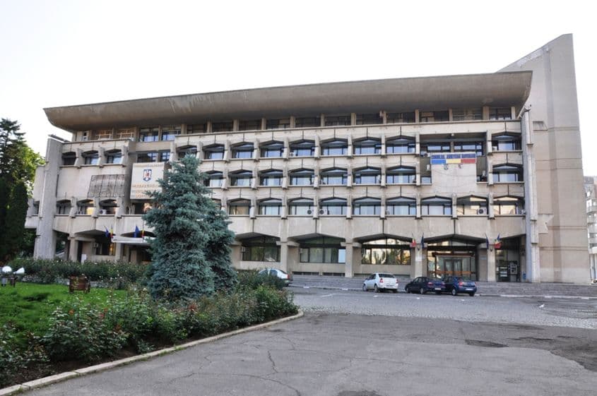 Clădirea Comitetului Județean al PCR din Botoșani, neatinsă de glonț, a fost maternitatea unde s-au născut în liniște eroii revoluției locale.