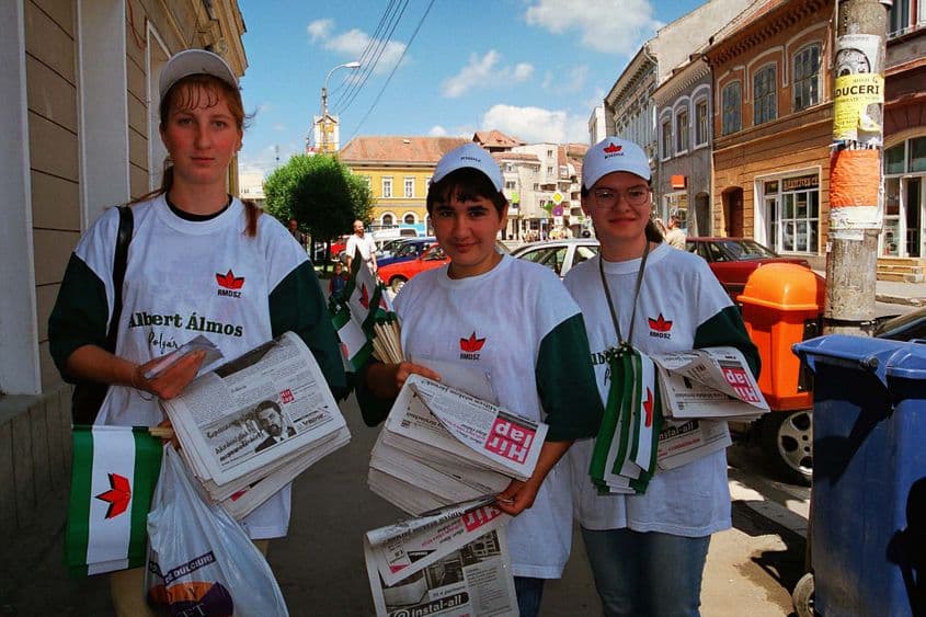 Campanie electorală a UDMR la Sfântu Gheorghe, în 2005. Foto din arhiva lui Lucian Muntean