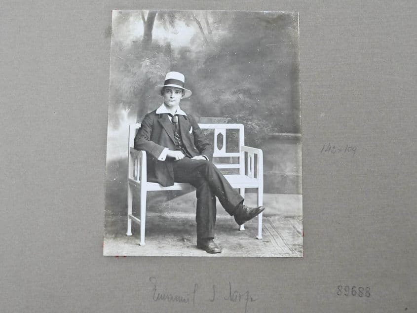 Autoportret al lui Samoilă Mârza. Sub imagine, semnătura sa.