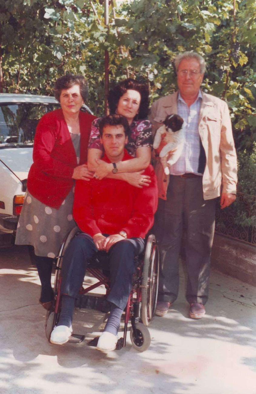 În toamna anului 1990, la Calafat, în casa părinților săi, Florica și Costel Mirea, alături de o prietenă din Italia. Fotografie din arhiva lui Costinel Mirea