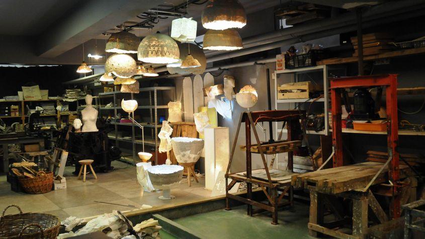 Corpuri de iluminat din atelierul hârtierului.