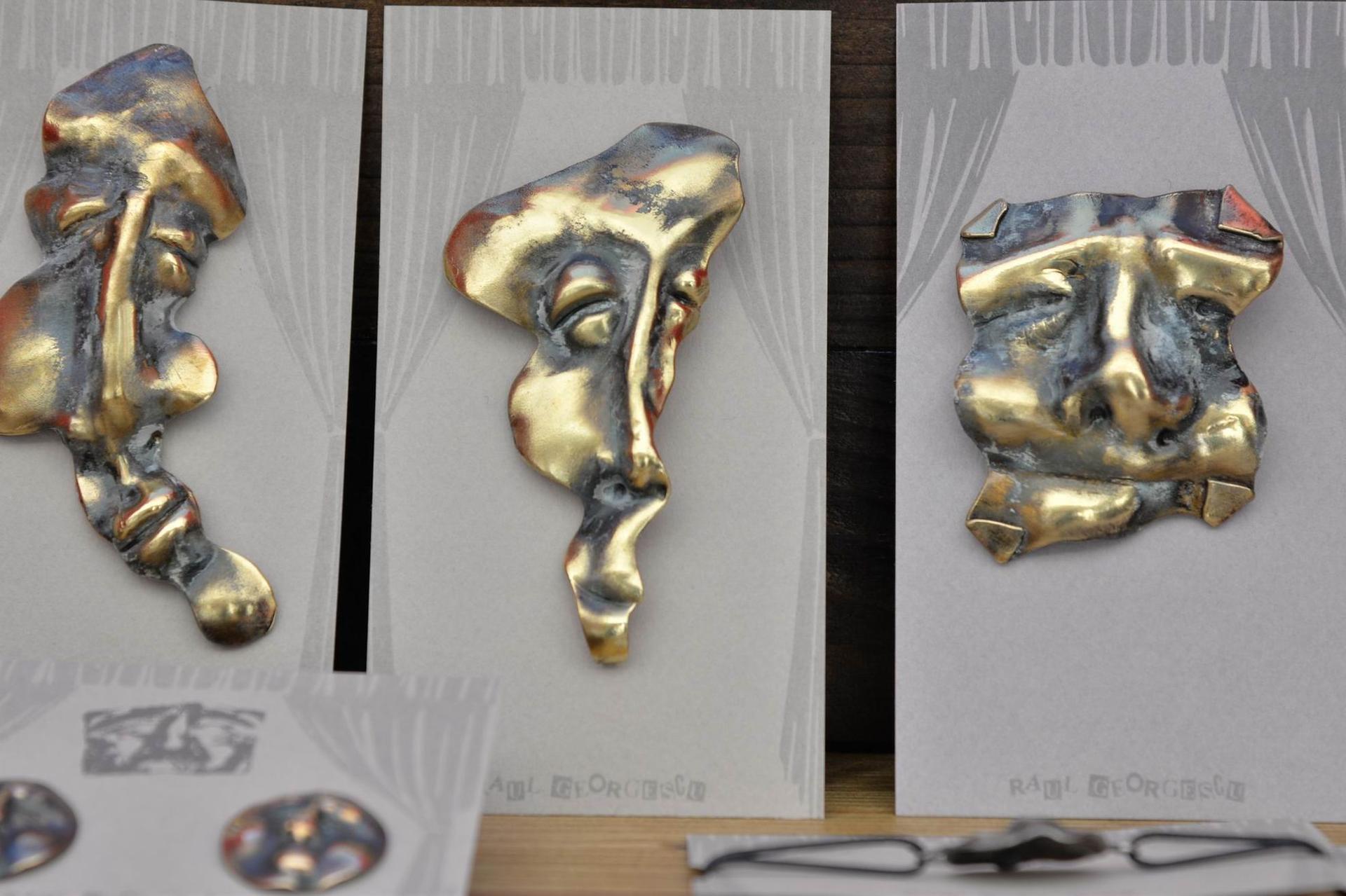 Mărțișoare sculptate în metal de Raul Georgescu expuse la Târgul Mărțișorului la Muzeul Țăranului Român. Foto Lucian Muntean