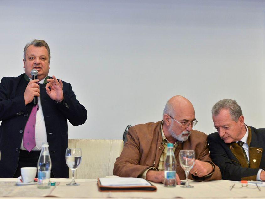 Árpád Sarkany (în stânga), împreună cu deputatul UDMR Attila Kelemen (în centru) și cu Neculai Șelaru, președintele Asociației Generale a Vânătorilor și Pescarilor Sportivi din România, la întâlnirea vânătorilor desfăşurată la Brașov în 12 octombrie 2016. Foto: Lucian Muntean