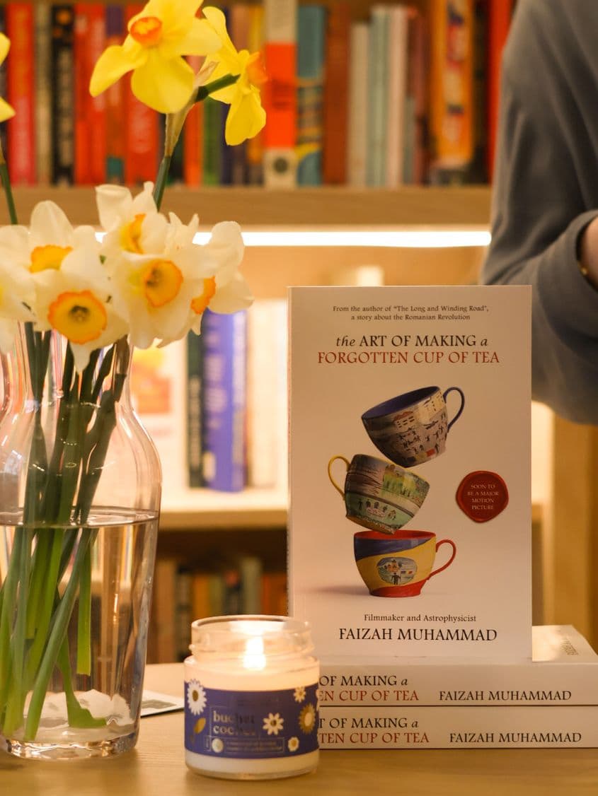 „<a target="_blank" href="https://carturesti.ro/carte/ceasca-viselor-frante-5125091007">Ceașca viselor frânte</a>” („The Art of Making a Forgotten Cup of Tea”, n.r.), a apărut în România în martie 2026. Foto: arhivă personală