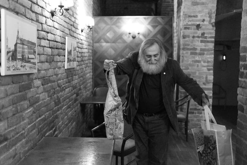 Adam Puslojić și sacoșele sale burdușite de cărți – majoritatea sunt traduceri ale marilor poeți români în sârbește.