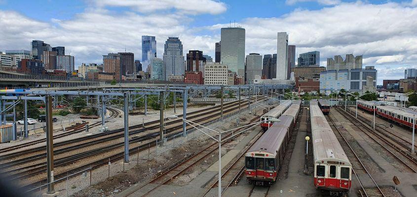 Trenurile, metrourile și autostrăzile încă ocupă o mare parte a cartierului.