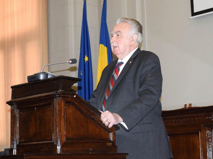 Academicianul Cristian Hera, la pupitrul din aula Academiei. Foto: Academia Română