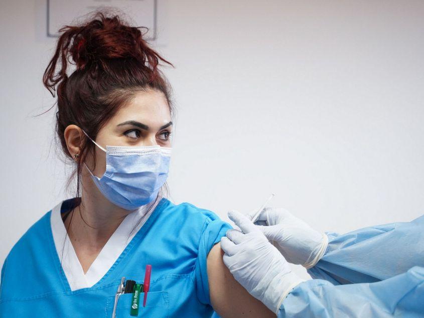 Vaccinarea anticovid a acoperit până acum 40% din personalul medical. Foto: Inquam Photos / Lavinia Cioaca