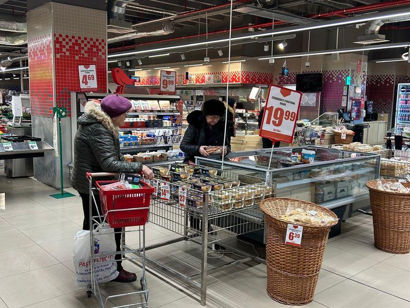 În Europa, se aruncă în continuare cantități uriașe de mâncare, în timp ce tot mai mulți oameni nu își permit să cumpere alimentele de care au nevoie. Printre ei se numără și persoane care au un loc de muncă. Foto: Bianca Dragomir