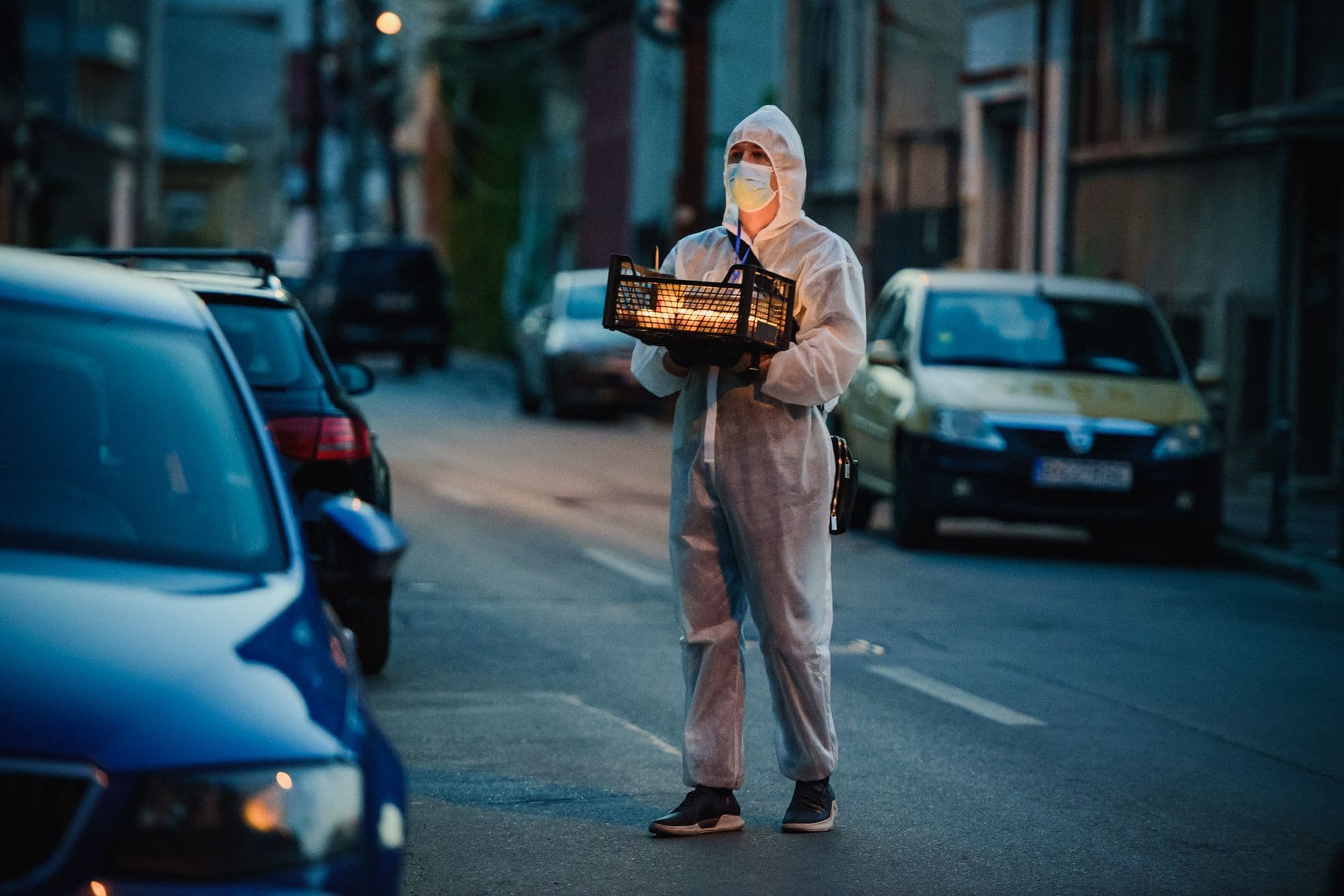 În doar câteva zeci de minute, un cartier întreg primește, ordonat, ce lua înainte direct de la biserică.