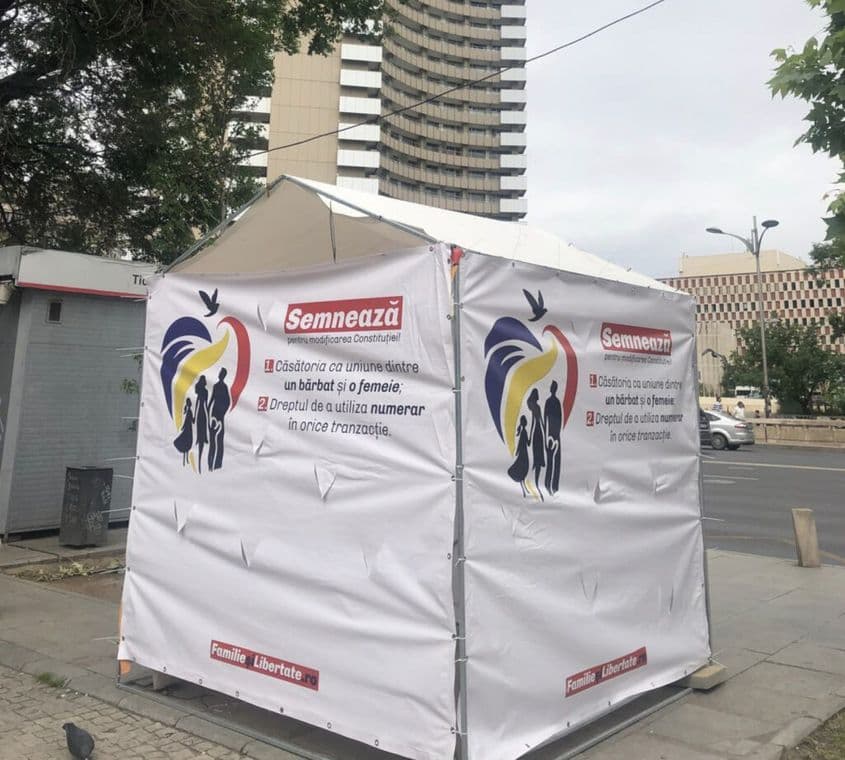 În luna mai a acestui an, în centrul Bucureștiului erau amplasate corturi pentru strângerea de semnături de susținere pentru redefinirea constituțională a familiei și introducerea plății cash. Foto: ACCEPT