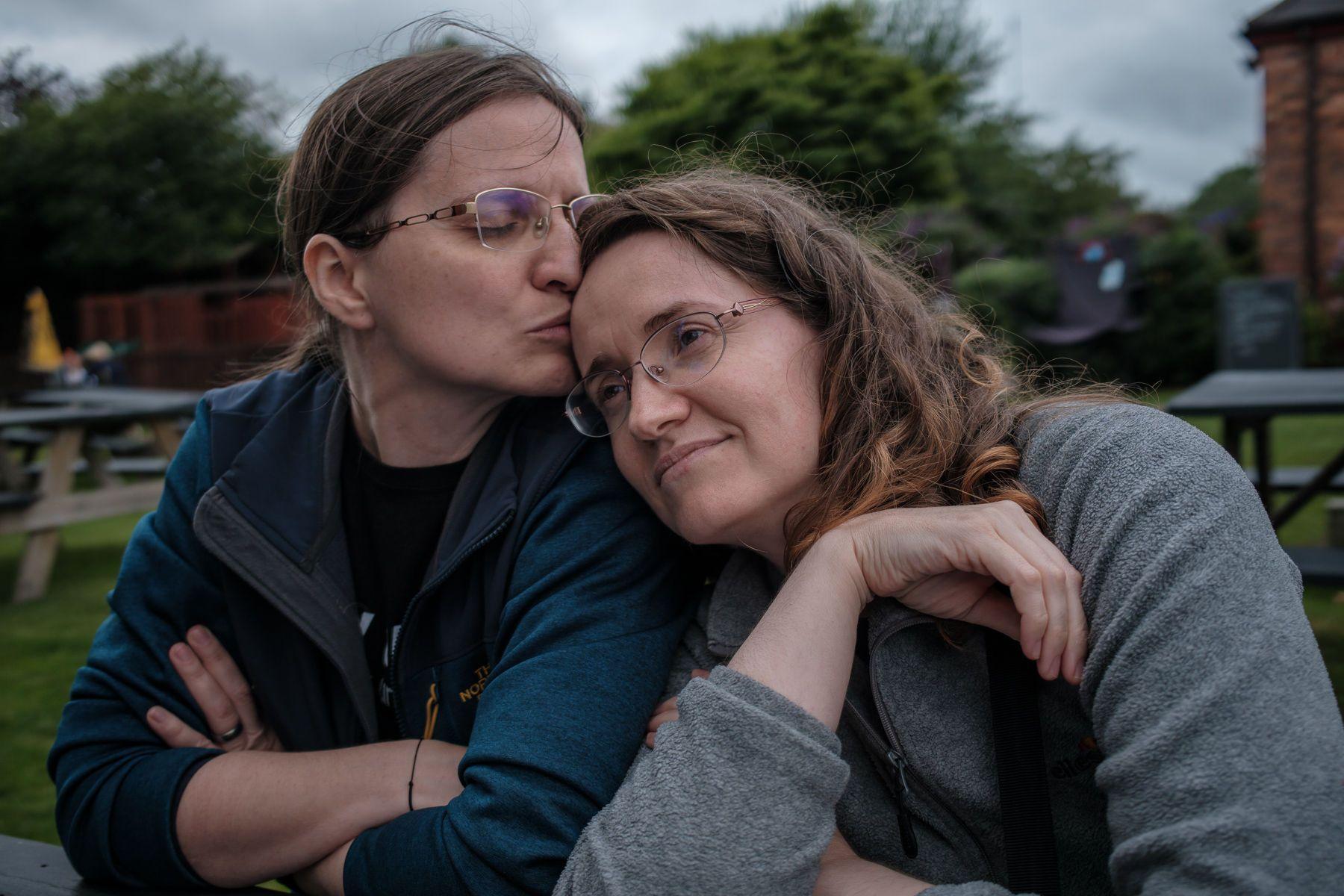 Ella și Crina în Tamworth. UK, august 2021. Foto: Cosmin Bumbuț