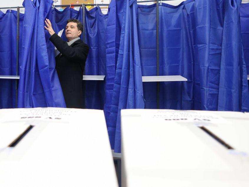 Nicușor Dan, primarul general al capitalei, votează în turul I al alegerilor prezidențiale și la referendumului legat de București, 24 noiembrie 2024. Inquam Photos / George Călin