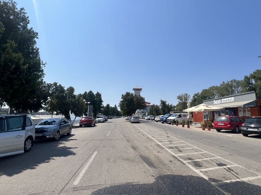 Portul din Giurgiu, unde sunt parcate un șir de mașini, deși abia se văd câțiva oameni în jur. Foto: Luiza Popovici