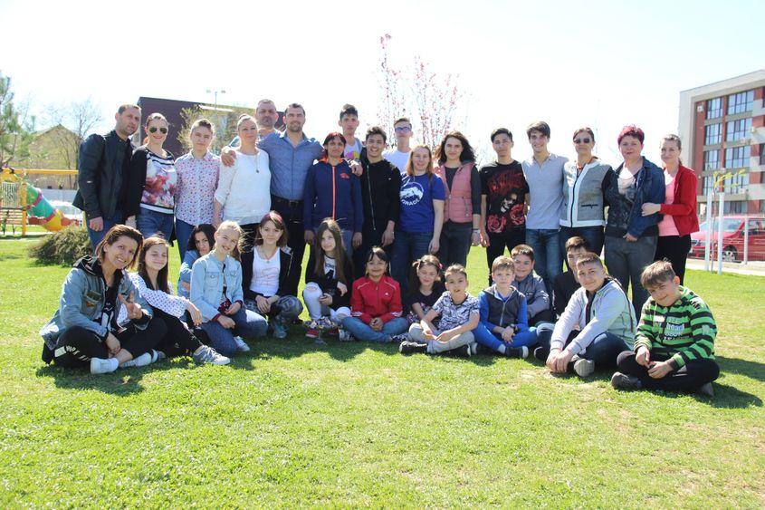 Alexandru Bamboi, mama sa și prietenii lor care au participat la petrecerea de inaugurare.