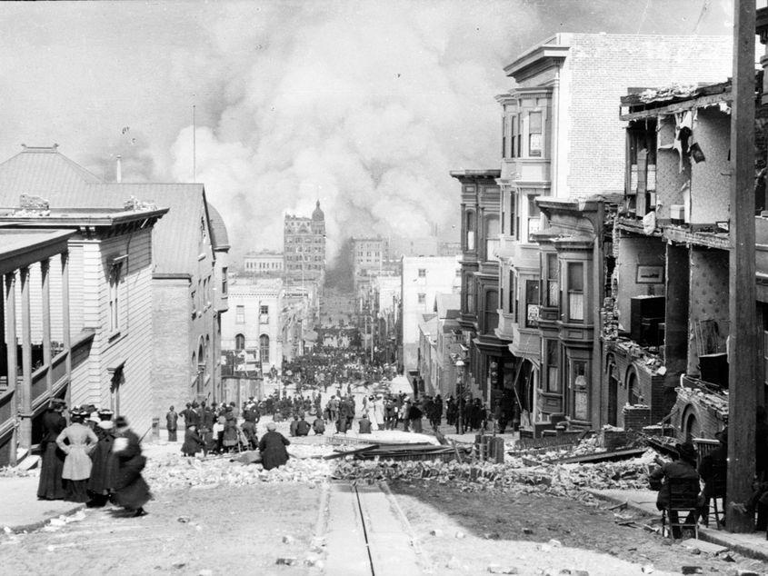 "Privind în jos de-a lungul străzii Sacramento", faimoasa fotografie realizată în San Francisco de Arnold Genthe, în prima dimineață a seismului.
Sursa fotografiei: wikipedia.org