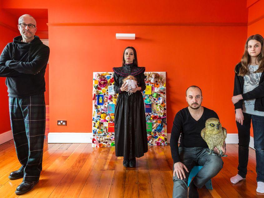 Familia din România: Georgiana Mihai, fratele ei − Bogdan Mihai, prietenul ei − John Ward și fiica acestuia − Amelia Rutra. "Am venit în Marea Britanie singură, cu ideea de a nu mă mai întoarce niciodată în România", spune Georgiana.
Foto: Chris Steele-Perkins