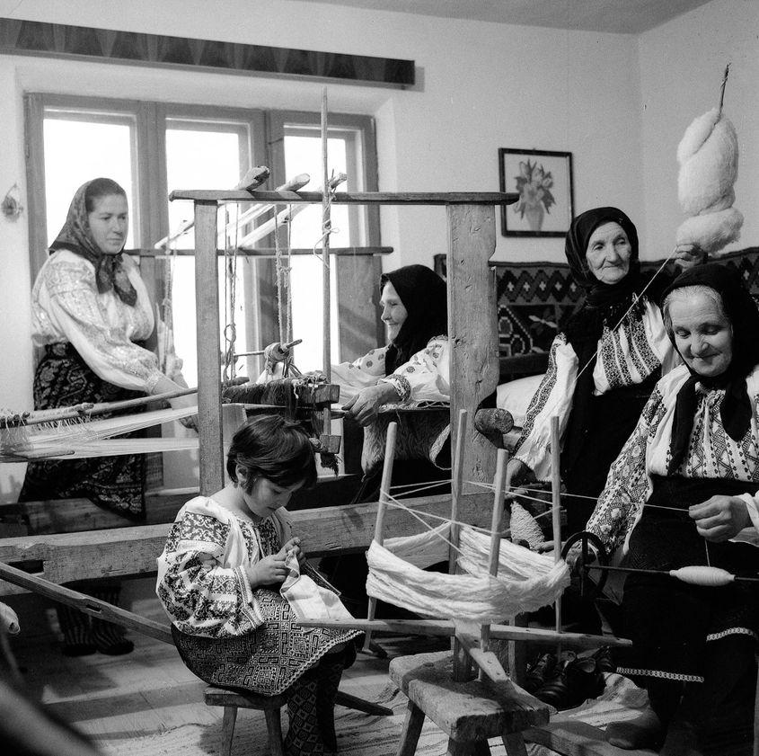 Patru generații din satul Colacu, Vrancea.