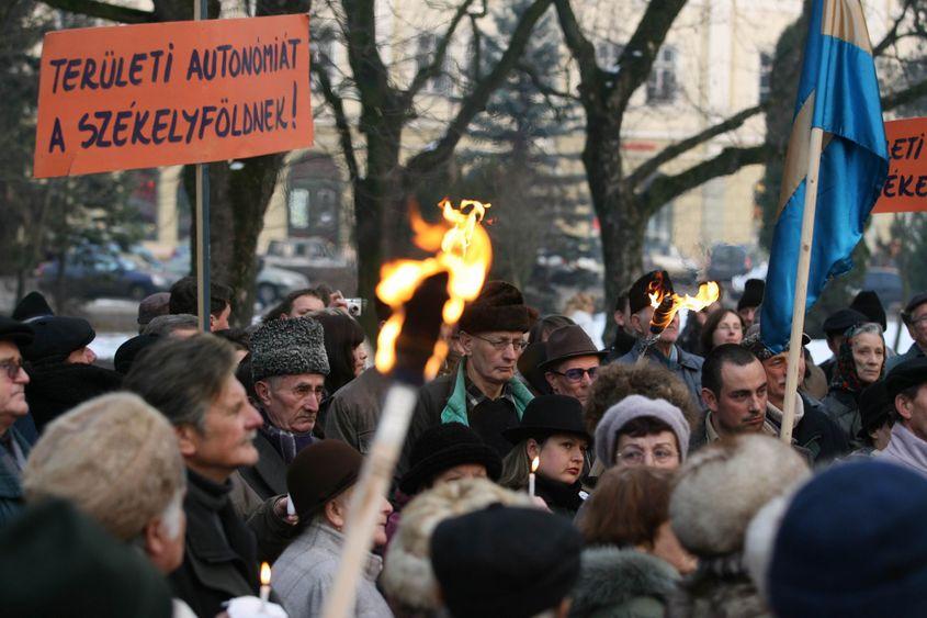 Protest în Covasna 2008. „Autonomie teritorială pentru Ținutul Secuiesc”. FOTO: Arhiva Lucian Muntean (c)