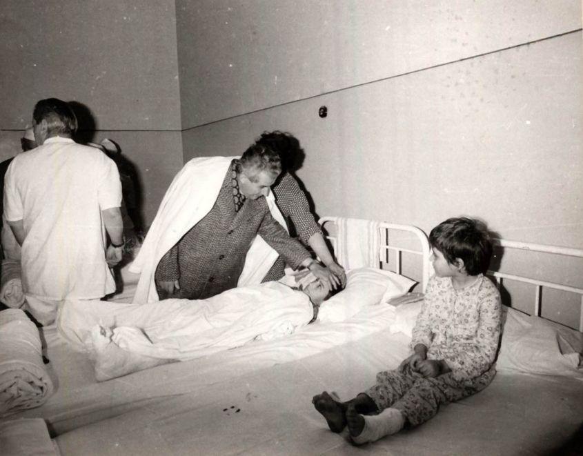 Nicolae Ceaușescu vizitează un spital de copii, la două săptămâni după cutremurul din 4 martie 1977. Foto: Fototeca online a comunismului românesc, IICCMER (c)