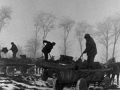 Frigul în comunism. Șase tablouri memorabile.