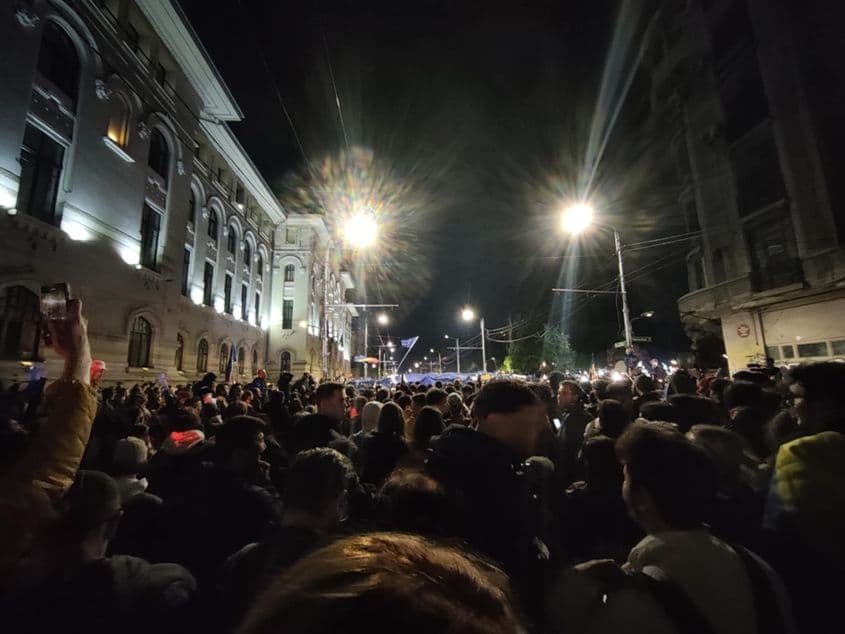 Mii de bucureșteni au venit în stradă să se bucure de rezultatul alegerilor. Foto: Mălina Gîndu