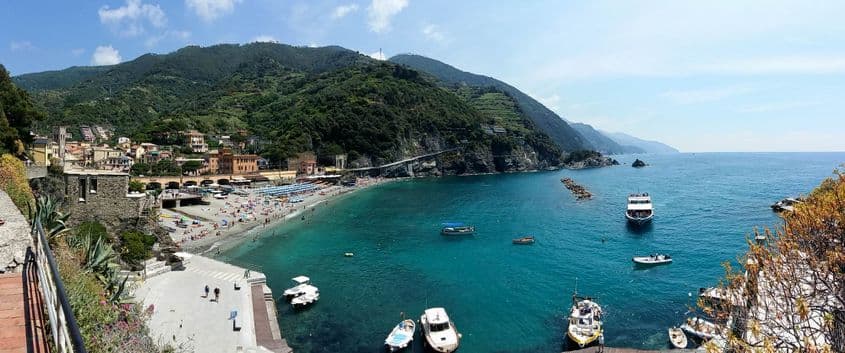 O panoramă cu plaja și portul din Monterosso al Mare.