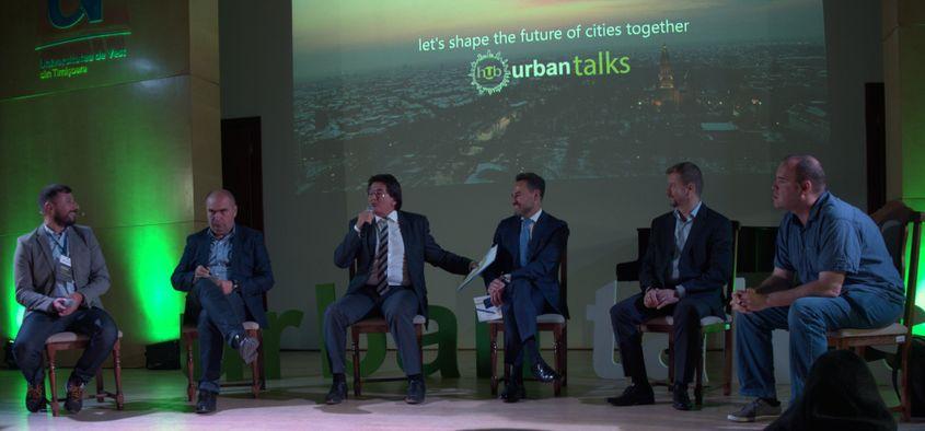 Primarii Ilie Bolojan (al doilea din stânga), Nicolae Robu (la microfon) şi Gheorghe Falcă (alături, cu barbă), la conferinţa Urban Talks din Timişoara. Foto: Mircea Gherase