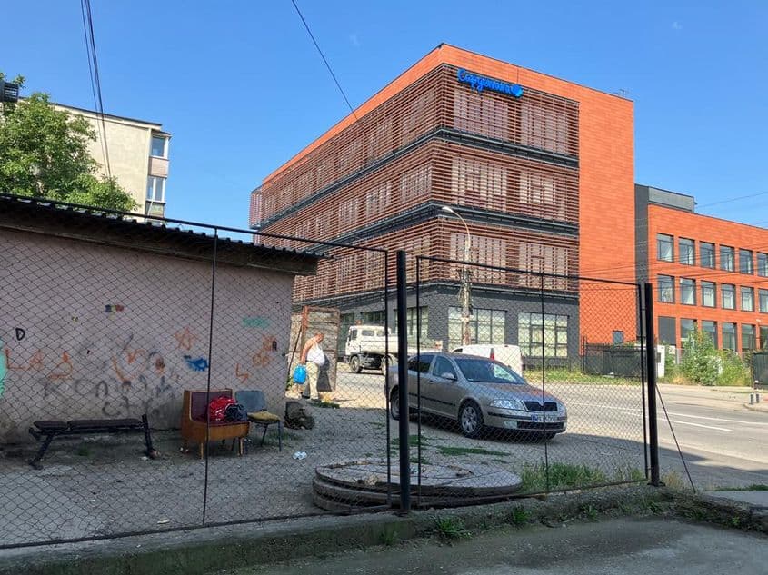 Zonele ultramodernizate sunt vecine cu ghetouri. În imagine, Liberty Park și viitorul amplasament pentru dezvoltatorul imobiliar Hexagon District. Foto: Bianca Felseghi