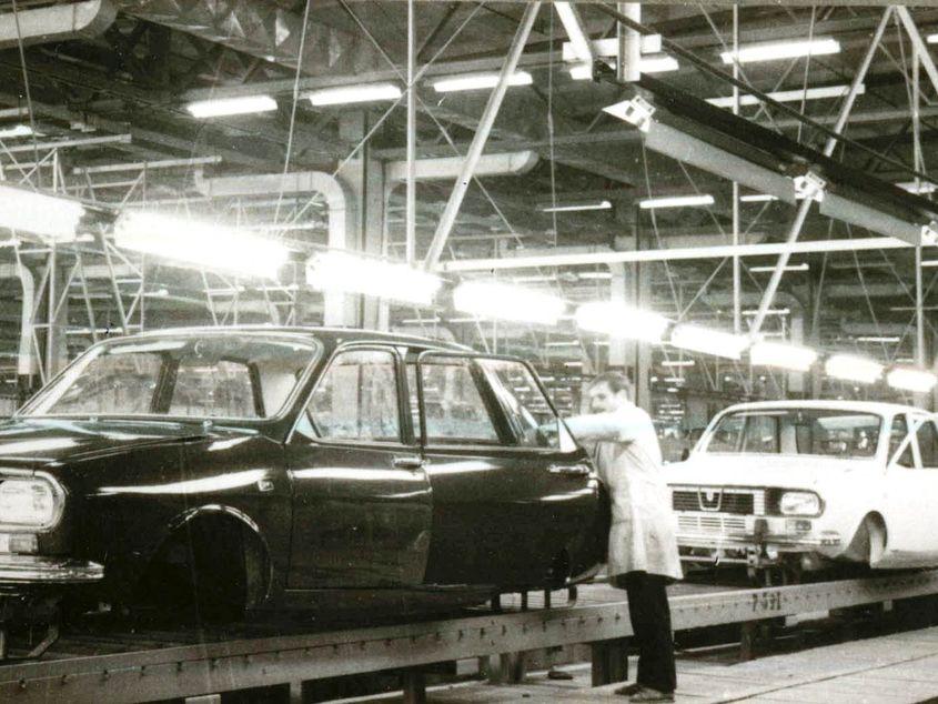 Imagine din 1970 de la uzinele Dacia din Piteşti. Sursa: Fototeca online a comunismului românesc (cota 250/1970)