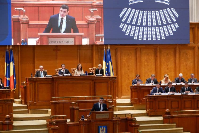 George Simion, la tribună, înainte ca Parlamentul să treacă la vot. FOTO: Norbert Nemeș
