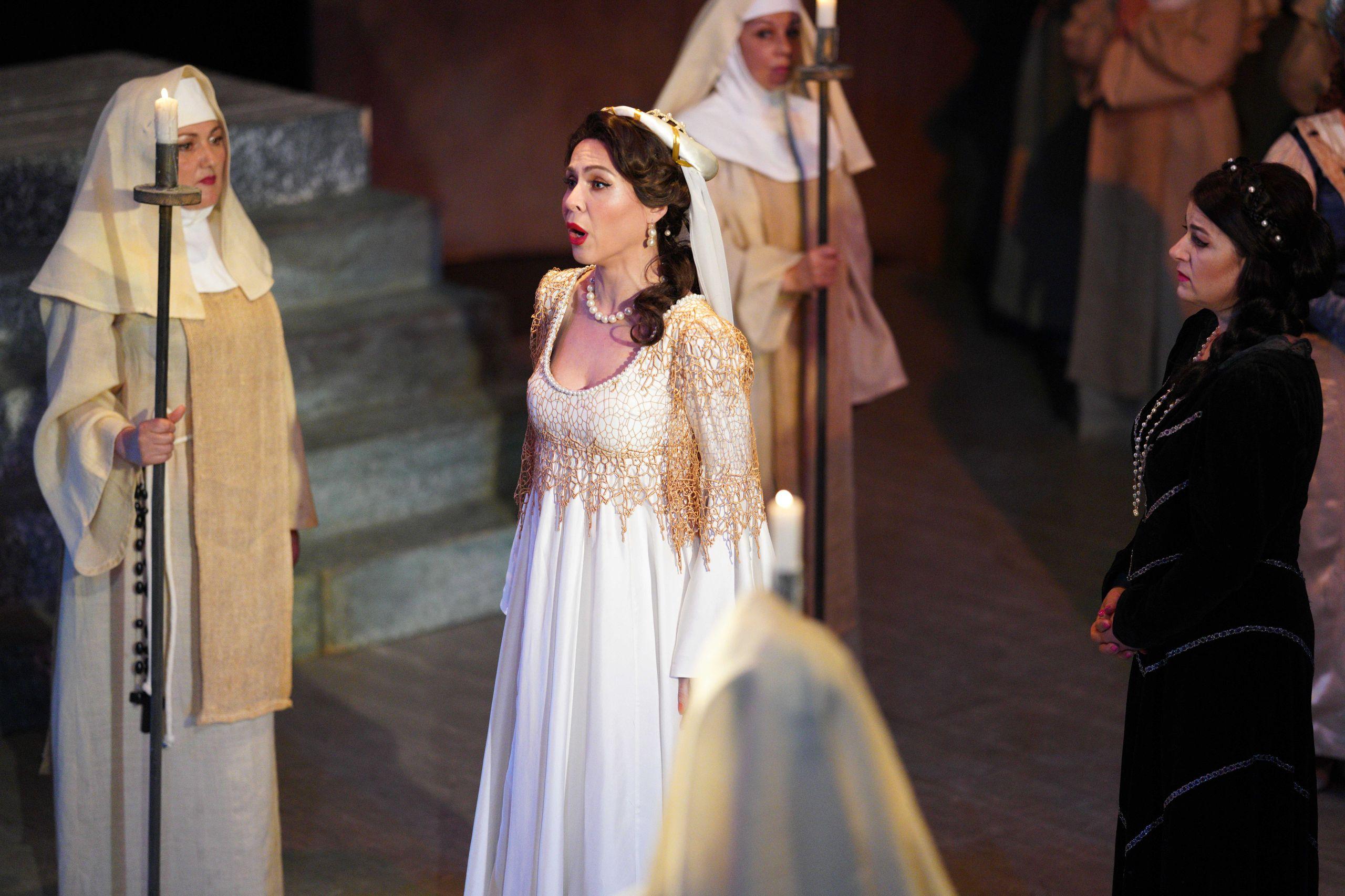 Anna Bondarenko în „Trubadurul”, la Opera Națională din Cluj, Foto: Raul Ștef