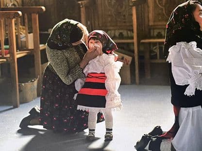 Odă năframelor izbăvitoare. Poienile Izei, Maramureș.